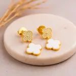 Brinco Trevo Pendurado Branco