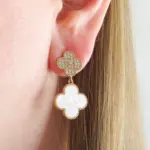 Brinco Trevo Pendurado Branco - Imagem 2