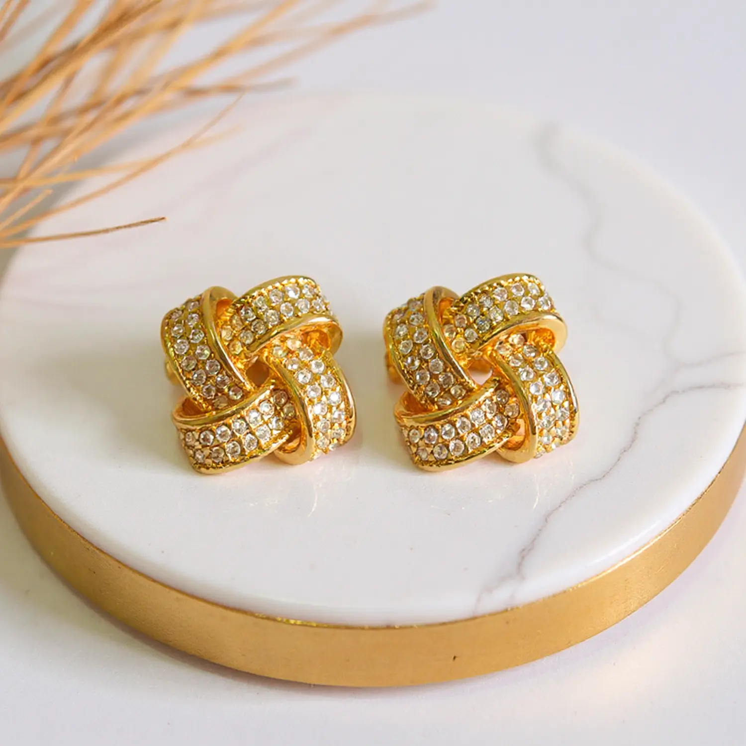 35 Brinco Entrelaçado Cravejado - Imagem 1